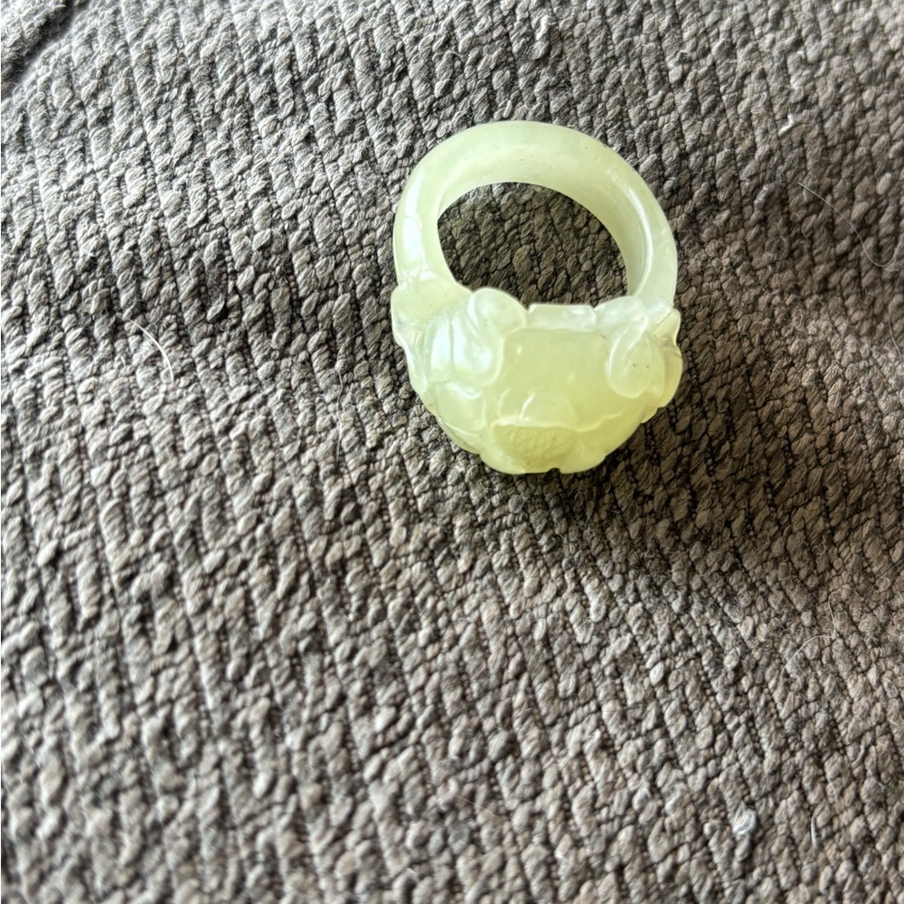 Carved Pale Green Hetian Jade Ring - Picture 6 of 11